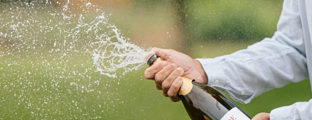 Obrint una ampolla de Champagne 